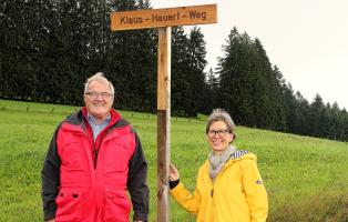 Klaus Hauert, jahrzehntelanger Motor der Hochtouristen Kandern, und Vorsitzende Lissi Geling bei der Enthüllung des Straßenschilds „Klaus Hauert-Weg“ in Strick, einem Ortsteil von Rickenbach. Klaus Hauert, jahrzehntelanger Motor der Hochtouristen Kandern, und Vorsitzende Lissi Geling bei der Enthüllung des Straßenschilds „Klaus Hauert-Weg“ in Strick, einem Ortsteil von Rickenbach.