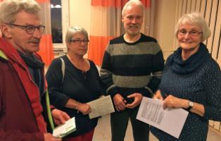 Ralph Hohenschurz-Schmidt im Gespräch mit Ehepaar Kleyer und Ilse Neumann (von links nach rechts). Ralph Hohenschurz-Schmidt im Gespräch mit Ehepaar Kleyer und Ilse Neumann (von links nach rechts).